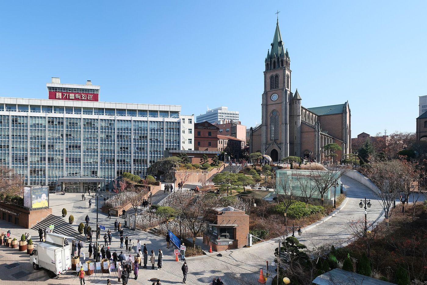 Nhà thờ Myeongdong gạch đỏ nhìn từ quảng trường phía trước