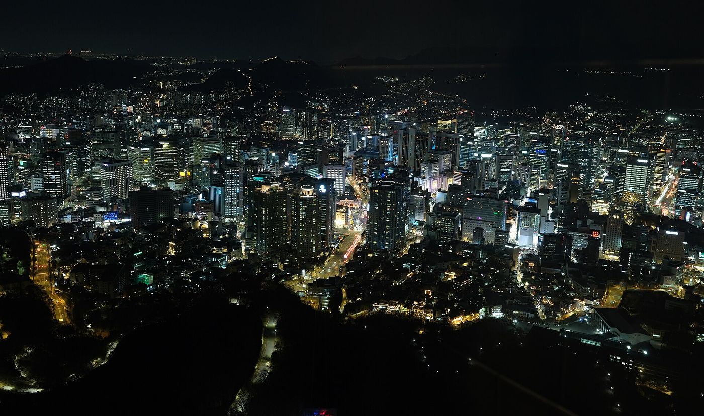 Seoul về đêm nhìn từ tháp N Seoul về phía bắc