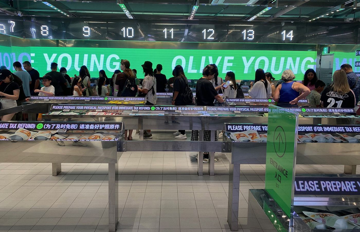 Dãy quầy thanh toán đông khách ở một cửa hàng Olive Young tại Myeongdong