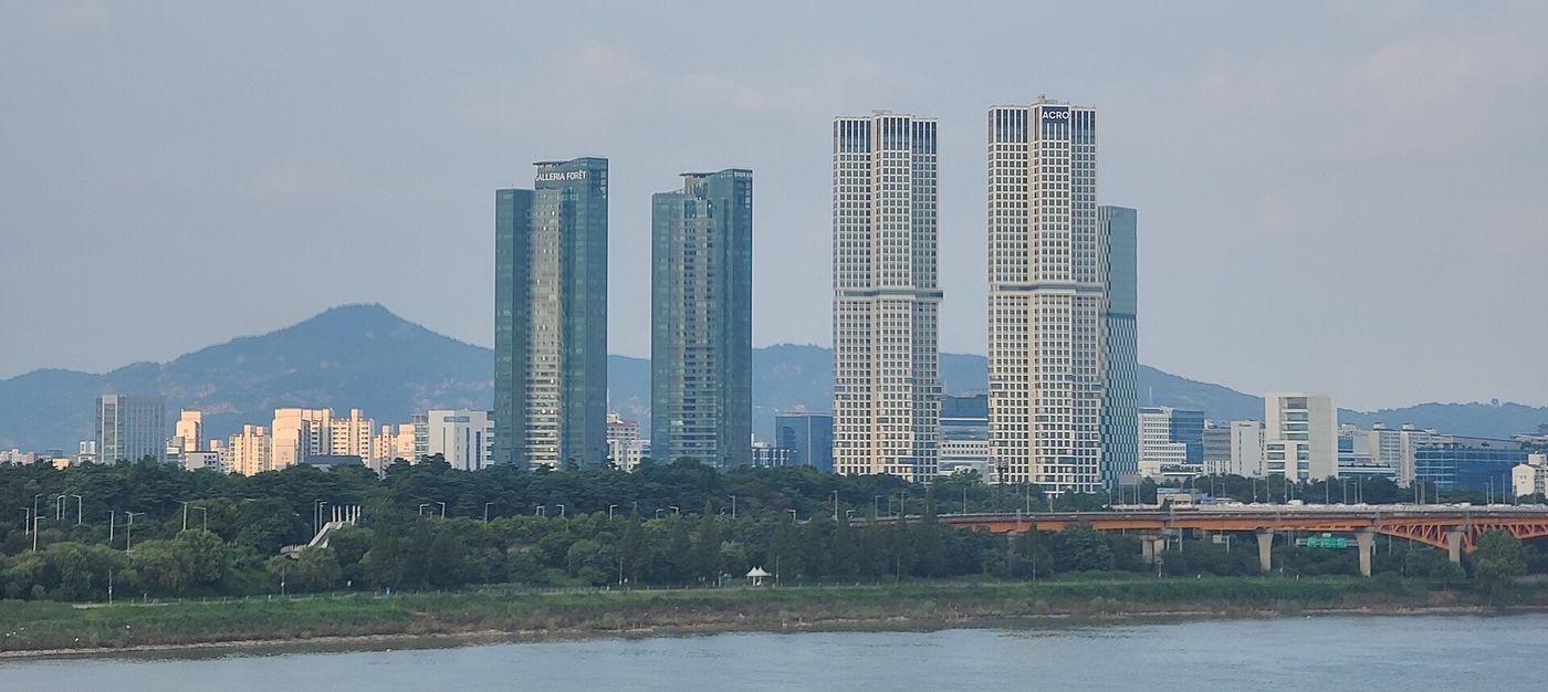 Rừng Seoul và các tòa nhà cao tầng bên sông Hàn, nhìn từ cầu Dongho
