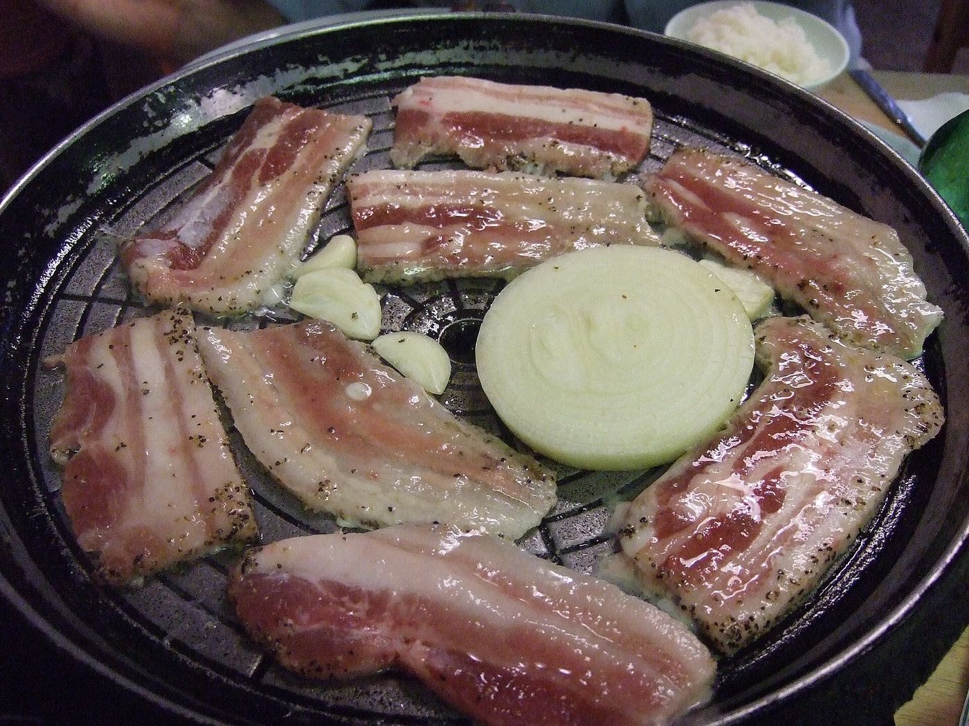 Ba chỉ heo samgyeopsal nướng trên chảo cùng hành tây