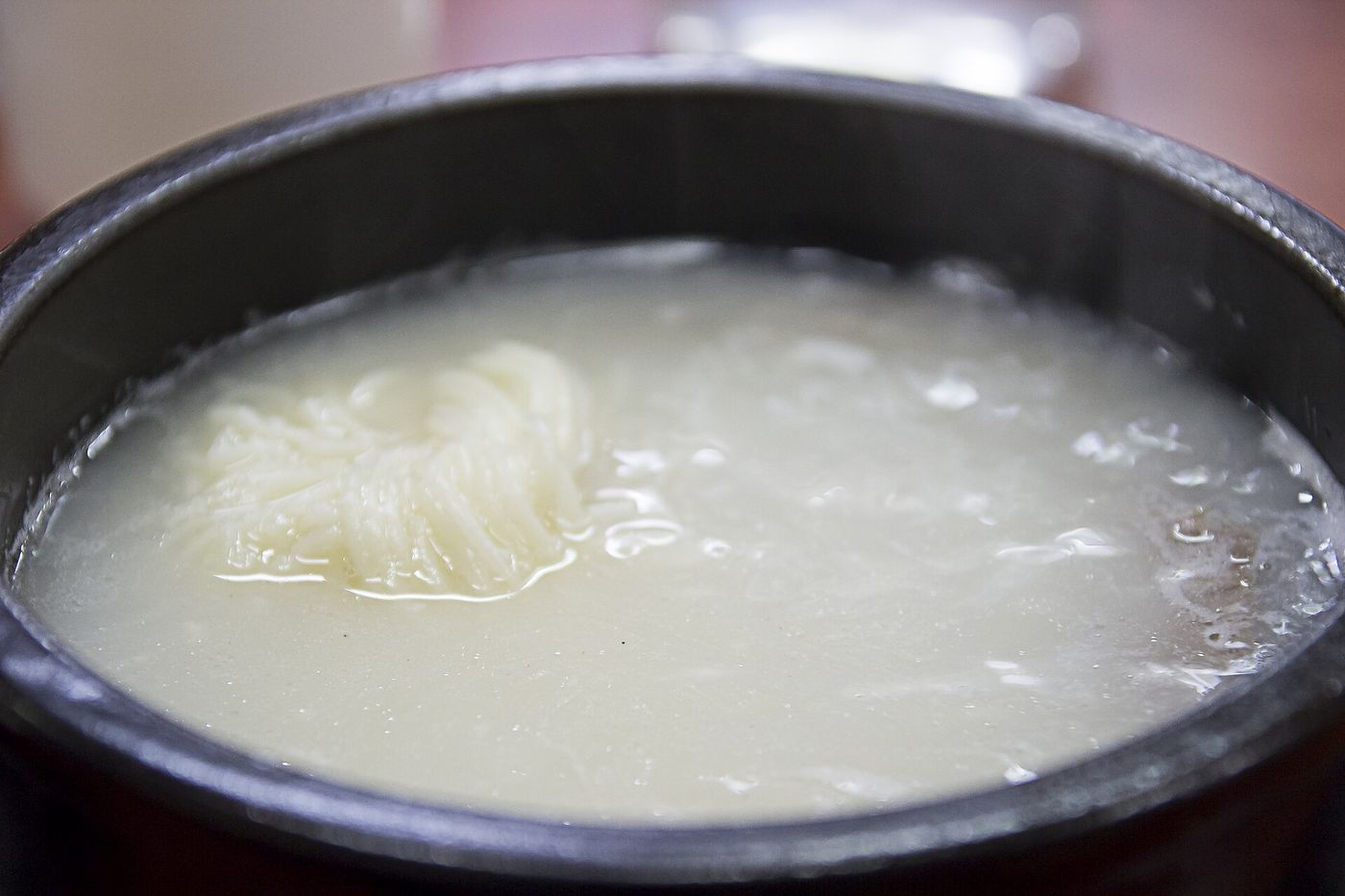 Seolleongtang, canh xương bò hầm trắng đục