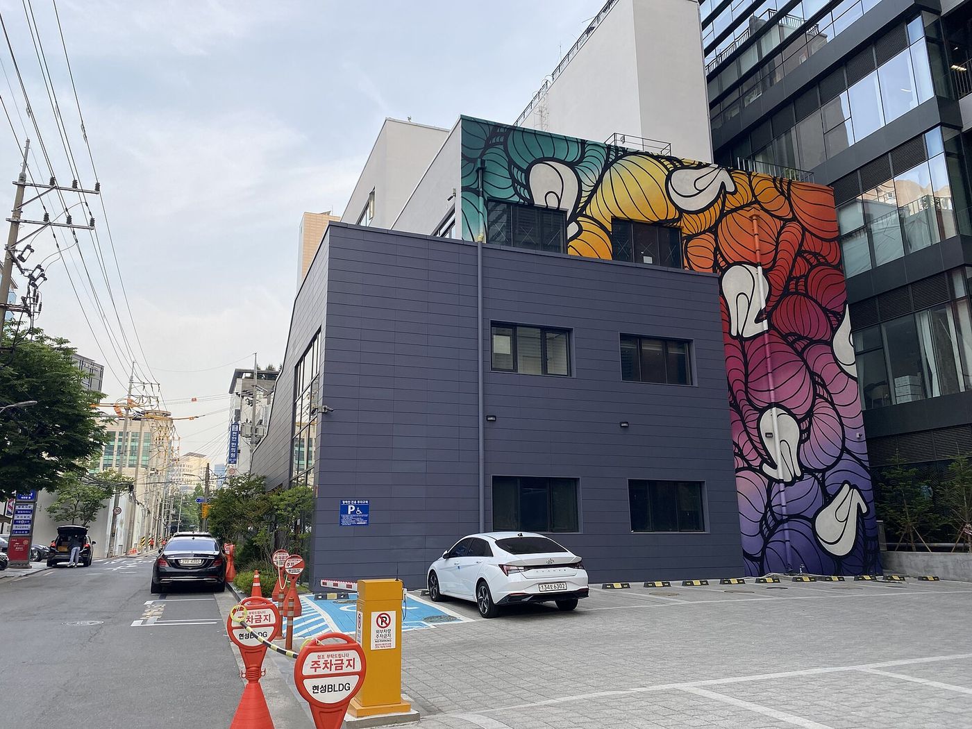 Tranh tường lớn trên một tòa nhà ở Seongsu-dong