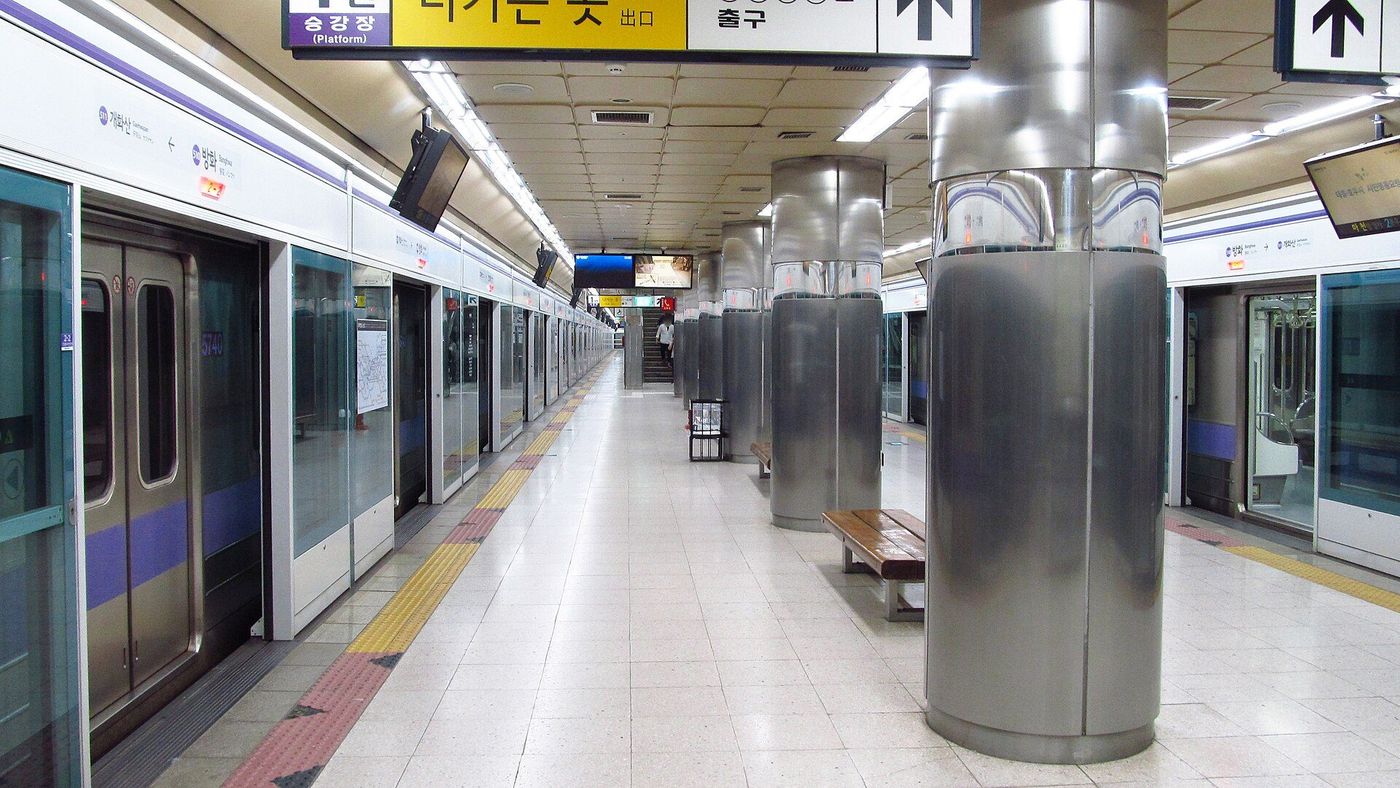 Sân ga tàu điện ngầm Seoul với cửa chắn an toàn