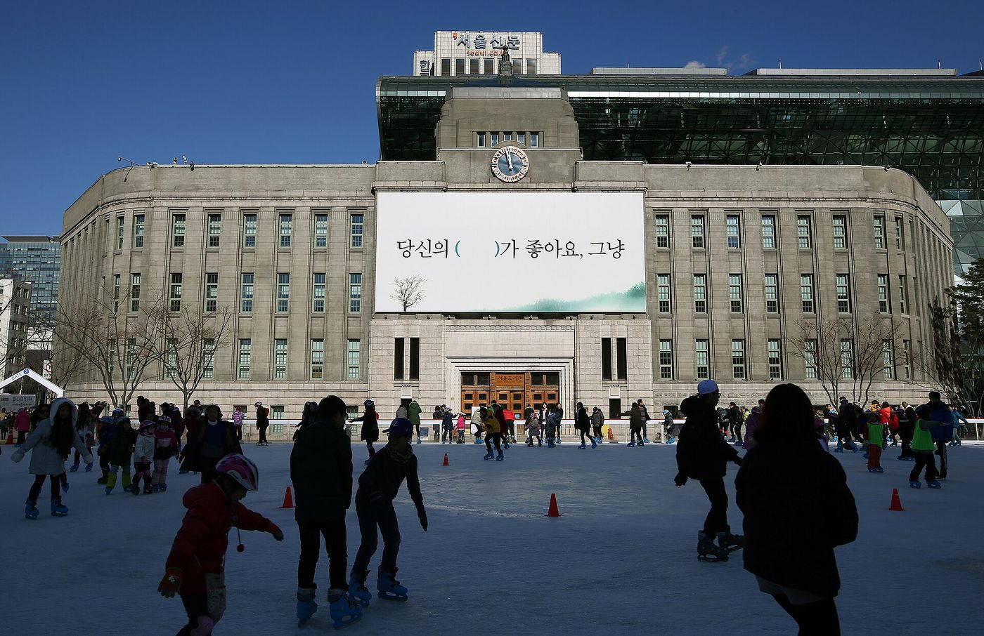 Sân trượt băng mùa đông trước tòa thị chính Seoul