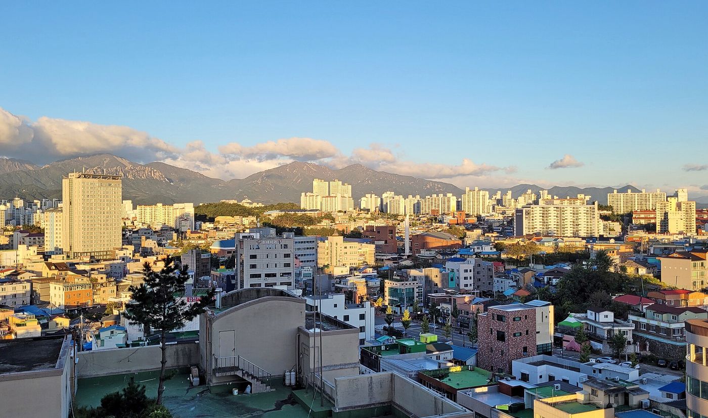 Thành phố biển Sokcho nhìn từ trên cao, phía xa là dãy Seoraksan