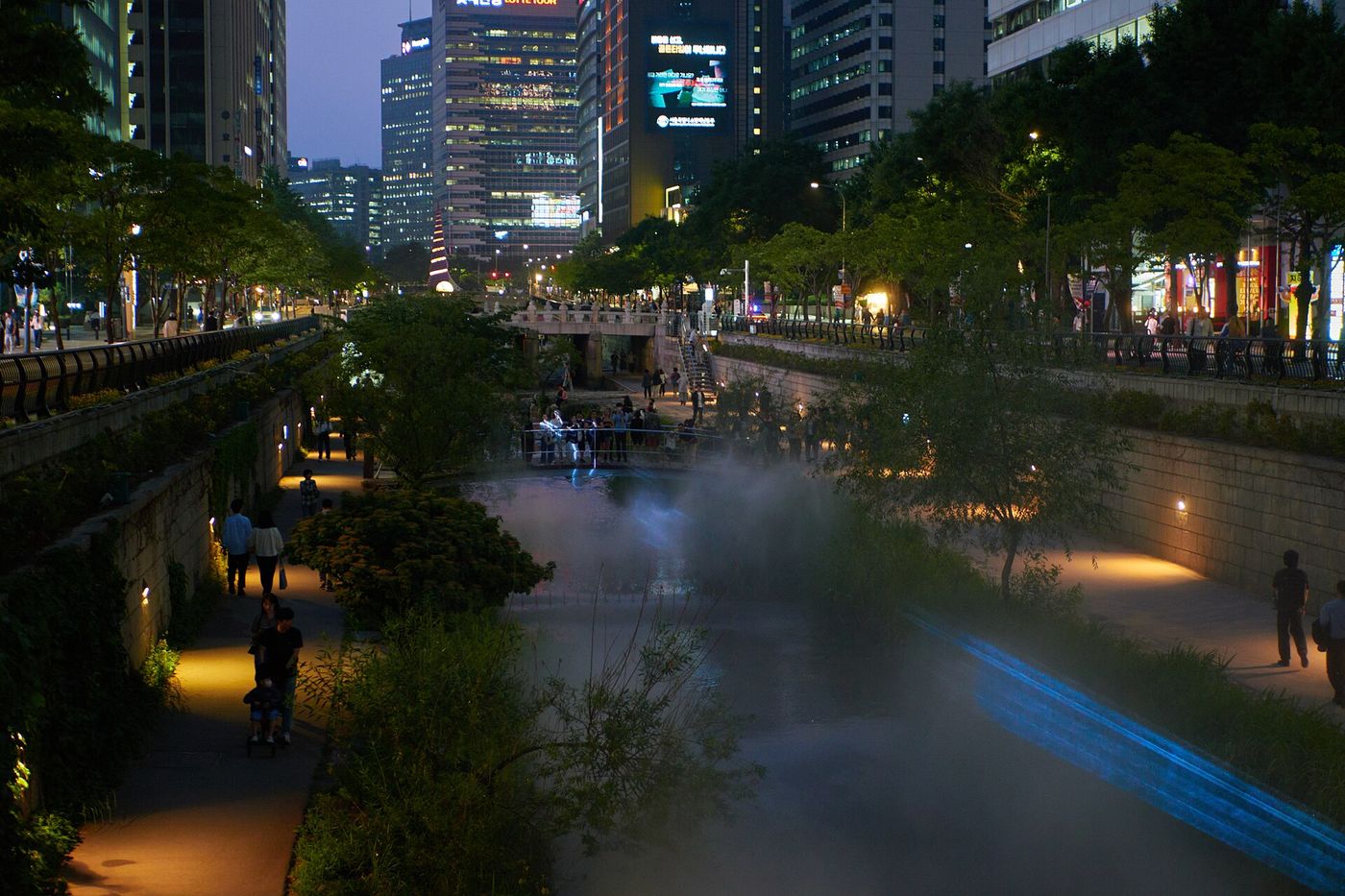 Suối Cheonggyecheon lên đèn buổi tối