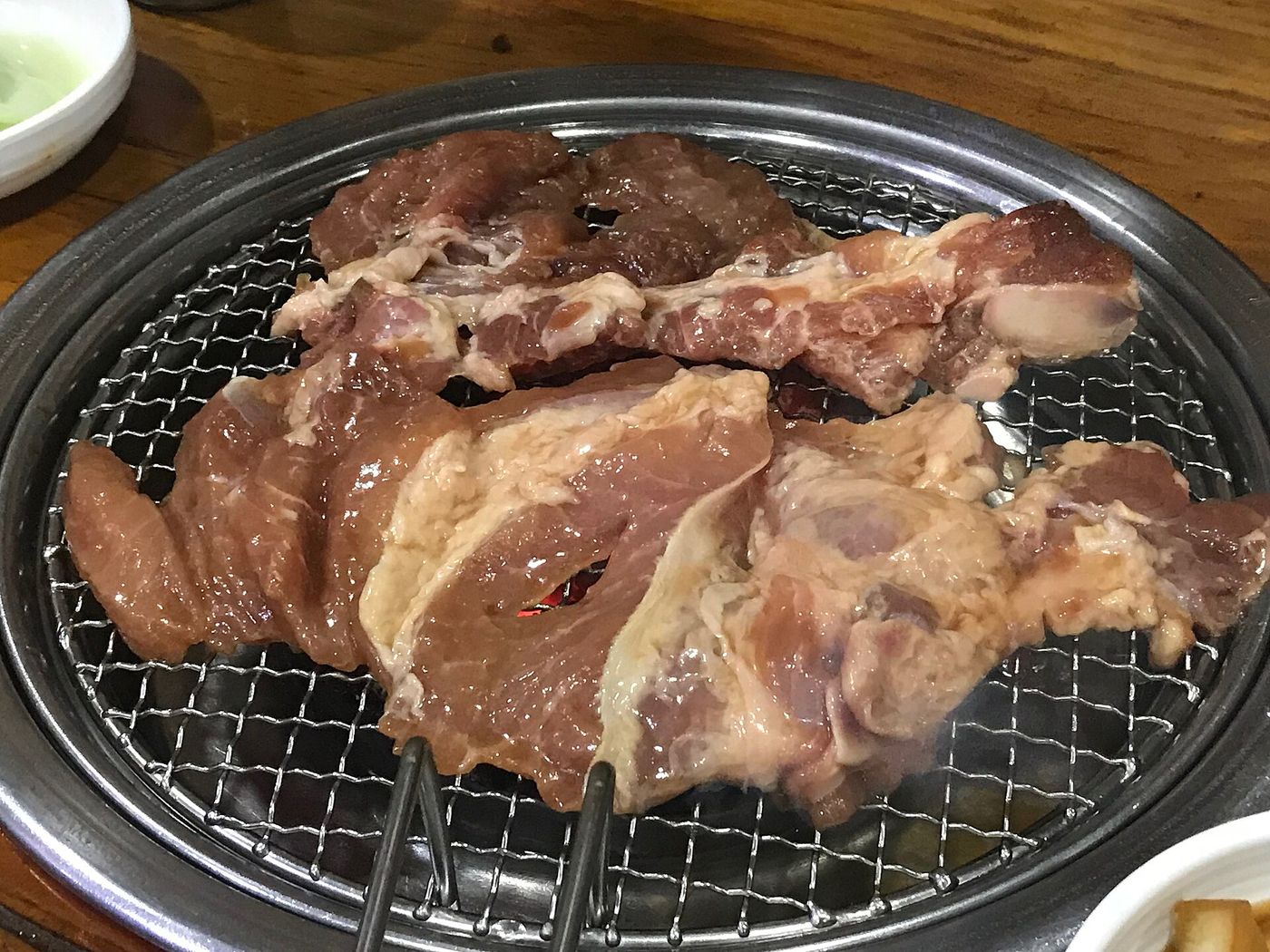 Sườn heo ướp dwaeji galbi trên vỉ nướng than