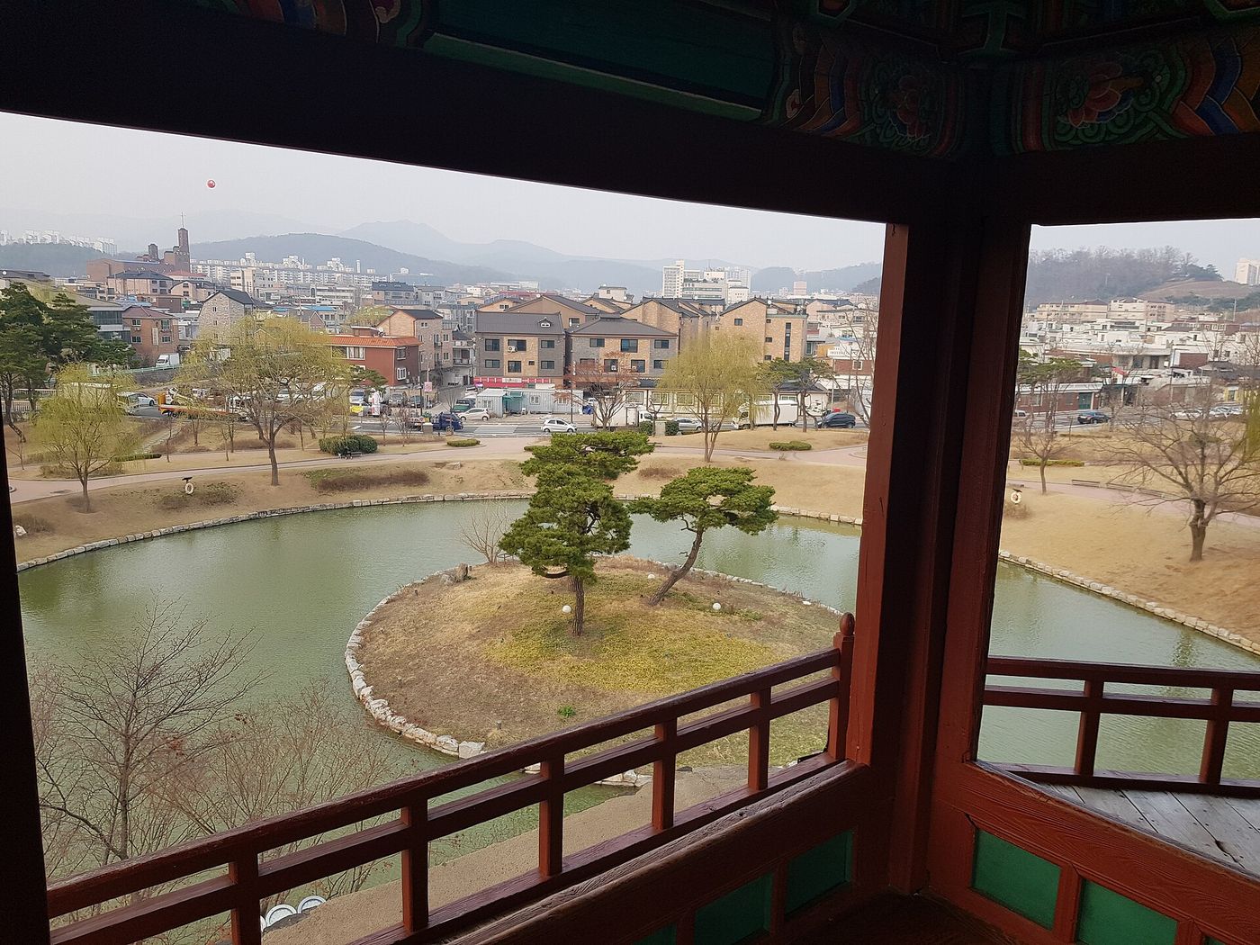 Nhìn ra hồ nước từ chòi Banghwasuryujeong trên tường thành Hwaseong