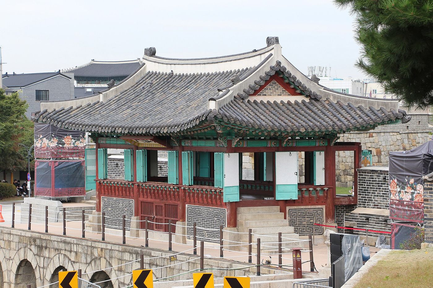 Pháo đài Hwaseong ở Suwon: đi từ Seoul thế nào, đi bộ trên tường thành và hành cung trong một ngày