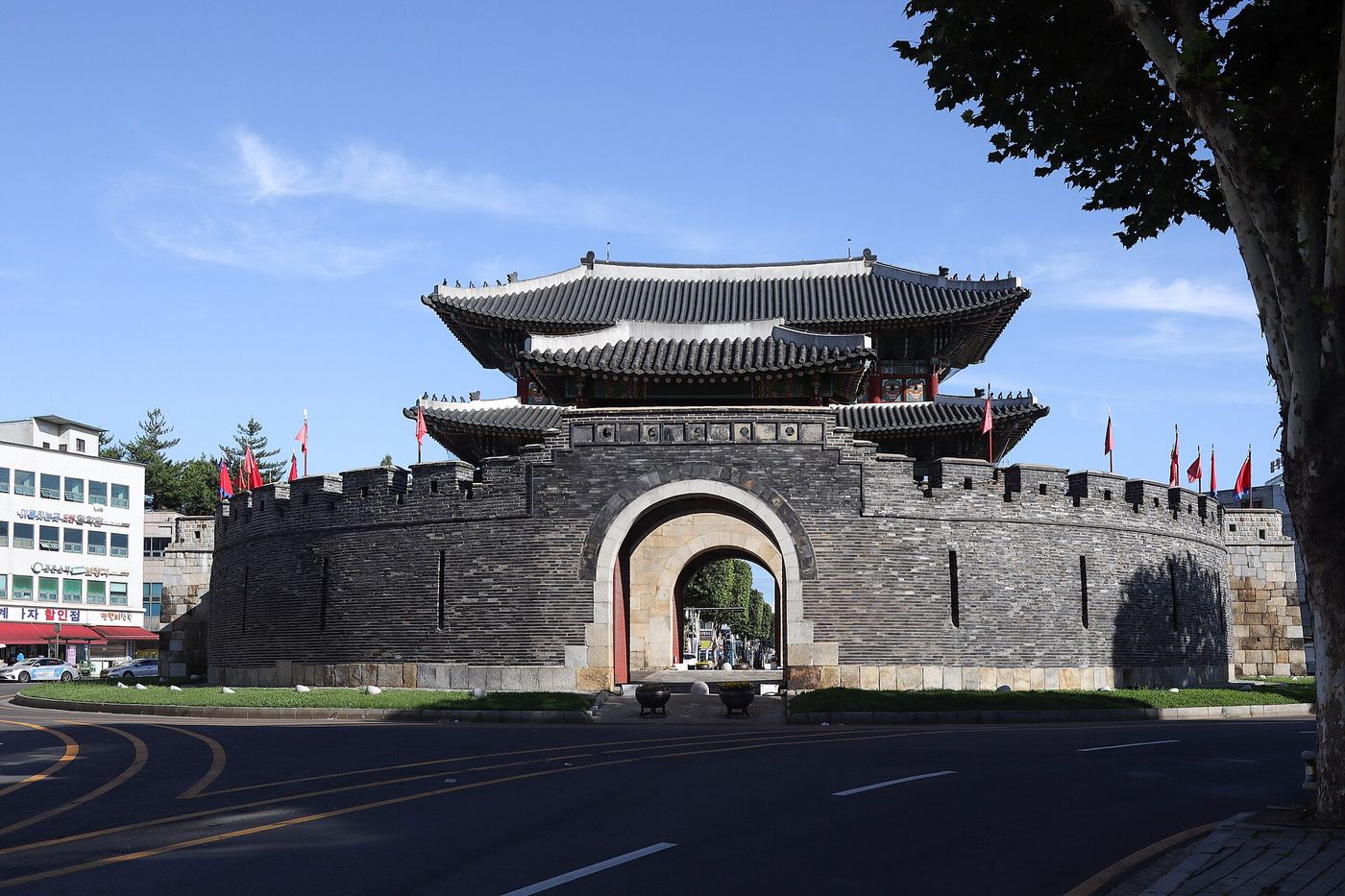 Cổng Paldalmun, cổng phía nam của pháo đài Hwaseong, nằm giữa trung tâm Suwon