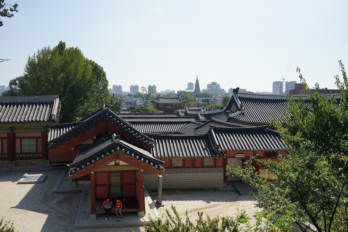 Các dãy nhà mái ngói trong hành cung Hwaseong ở Suwon
