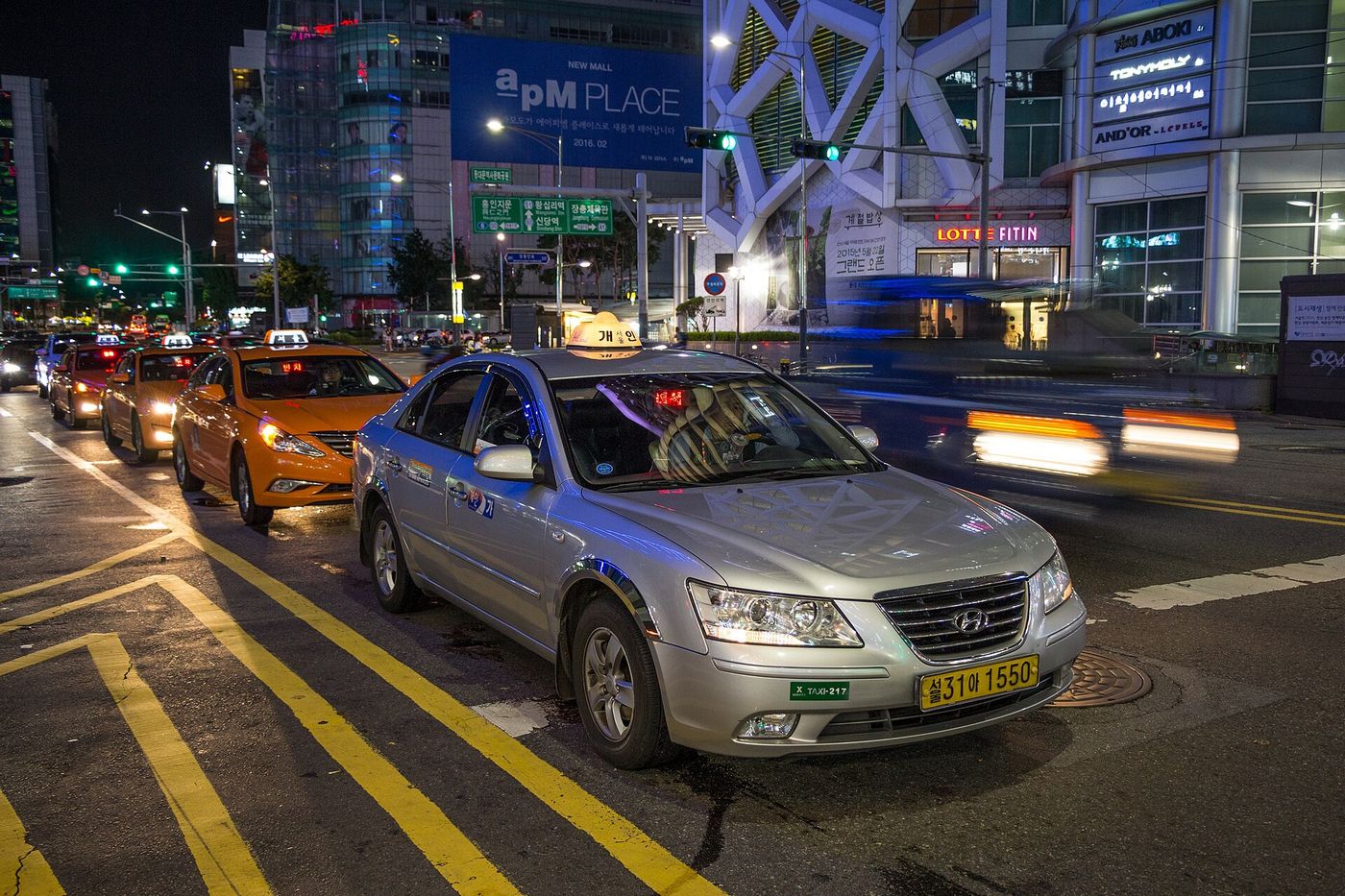 Taxi chờ khách trên phố Seoul