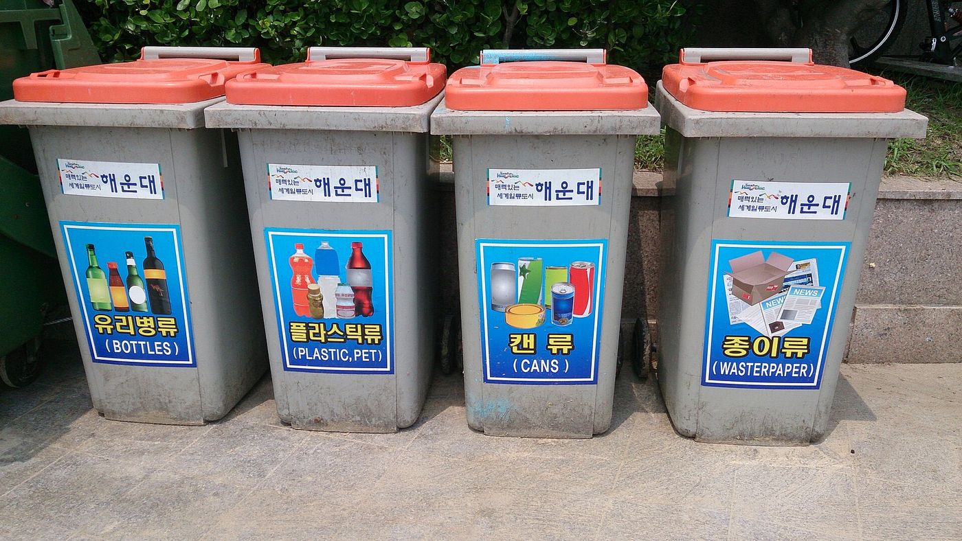 Thùng rác phân loại ở bãi biển Haeundae, Busan