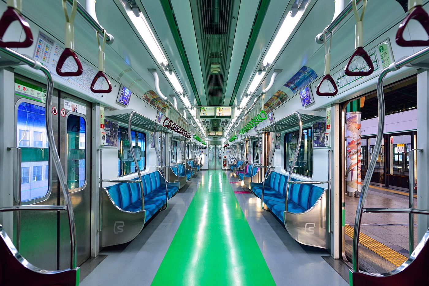 Bên trong một toa tàu điện ngầm Seoul, ghế dài dọc hai bên