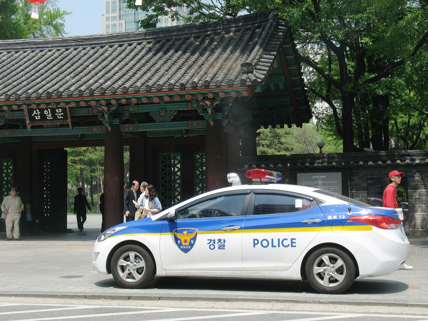 Xe cảnh sát ở Seoul; gặp trộm cắp hay lạc người thân gọi 112
