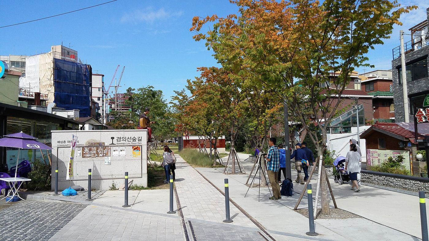 Lối đi bộ trên nền đường ray cũ ở công viên Gyeongui, gần Hongdae