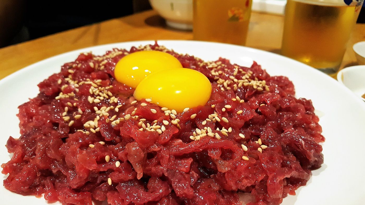 Yukhoe, thịt bò sống trộn kiểu Hàn ăn với lòng đỏ trứng