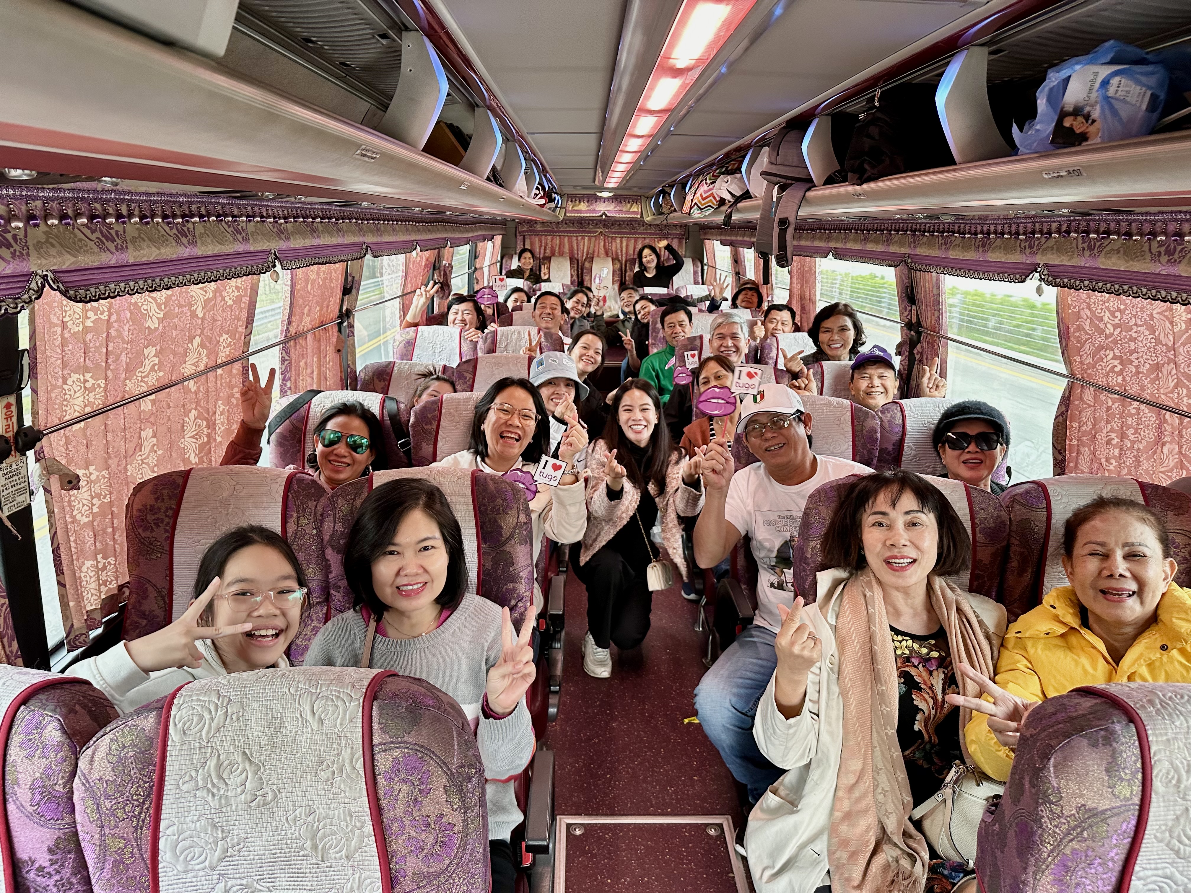 Chụp ảnh kỉ niệm với đoàn